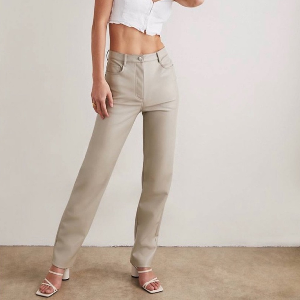 Wilfred - The Melina Pant in dark cream.
Size 0. From Aritzia. Never worn.